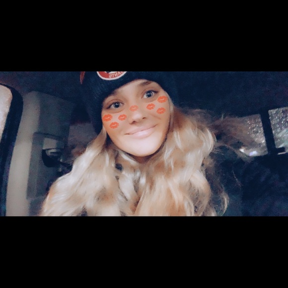 MEET YOUR POSHER, SOPHIA - Picture 1 of 1